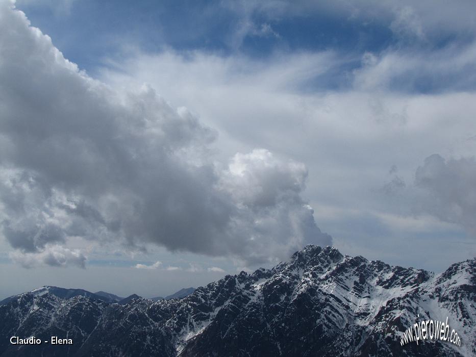 15 Ammiriamo la montagna vulcano.JPG